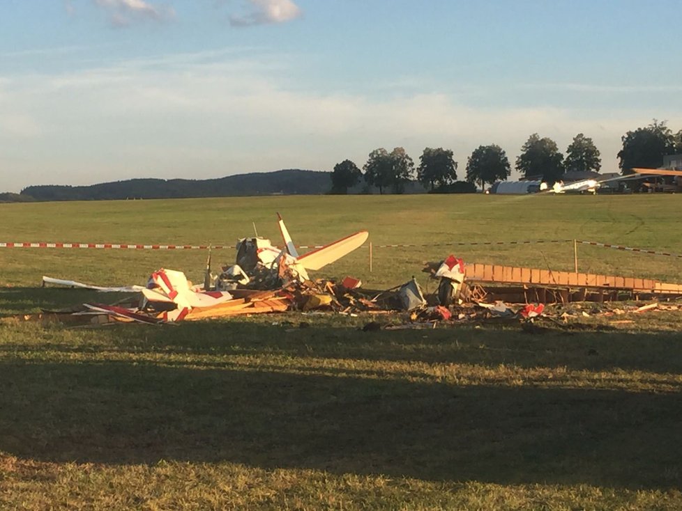 Při leteckém dni na Prachaticku spadlo letadlo, pilot zemřel 