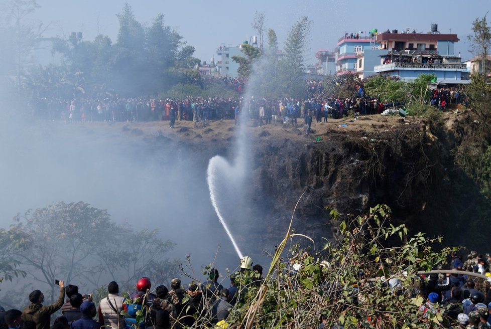 Záchranné práce na místě letecké tragédie v Nepálu. (15.1.2023)