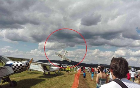 Diváci zachytili letoun těsně před tím, než dopadl na zem.