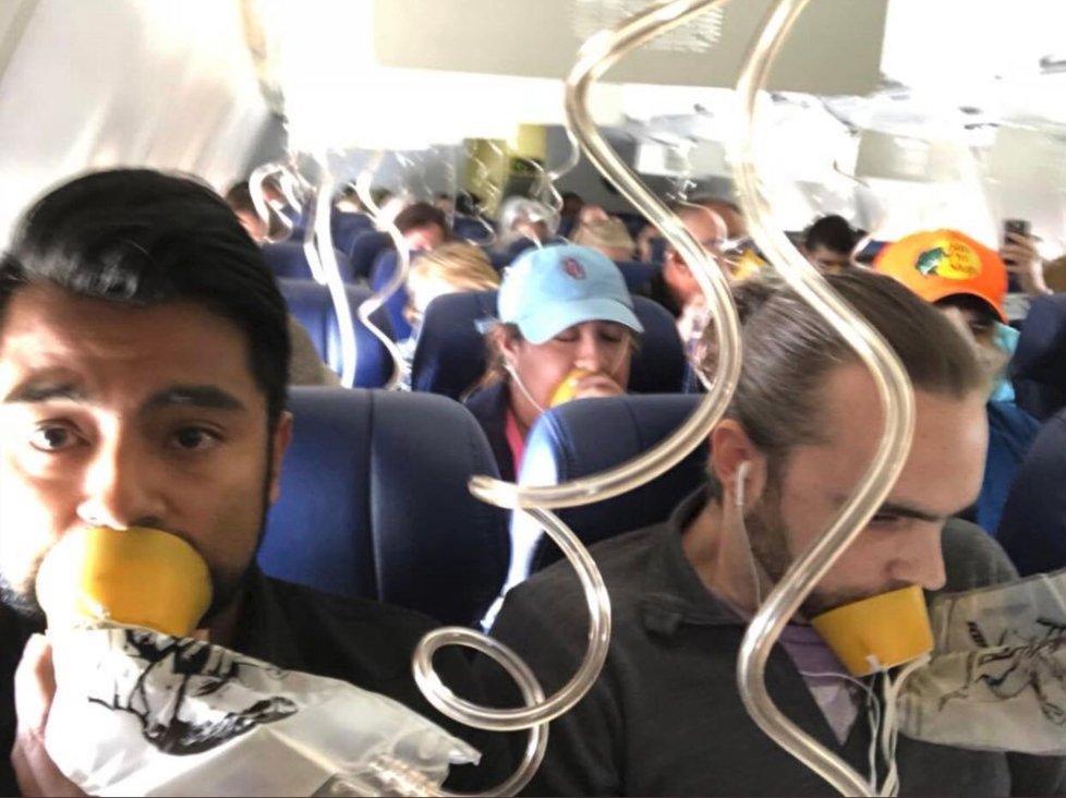 Jeden z pasažéru vyfotil ostatní cestující s kyslíkovými maskami
