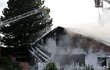 Dům Rosmarie S. v Oberhallau po nárazu letounu skončil v plamenech.