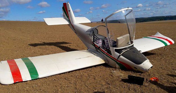 Letadlu upadla ve vzduchu vrtule, pilot (79) minul přistávací dráhu a spadl do polí