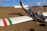 Letadlu upadla ve vzduchu vrtule, pilot (79) minul přistávací dráhu a spadl do polí