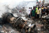 V Nigérii se zřítilo letadlo na domy: Nejméně 153 mrtvých