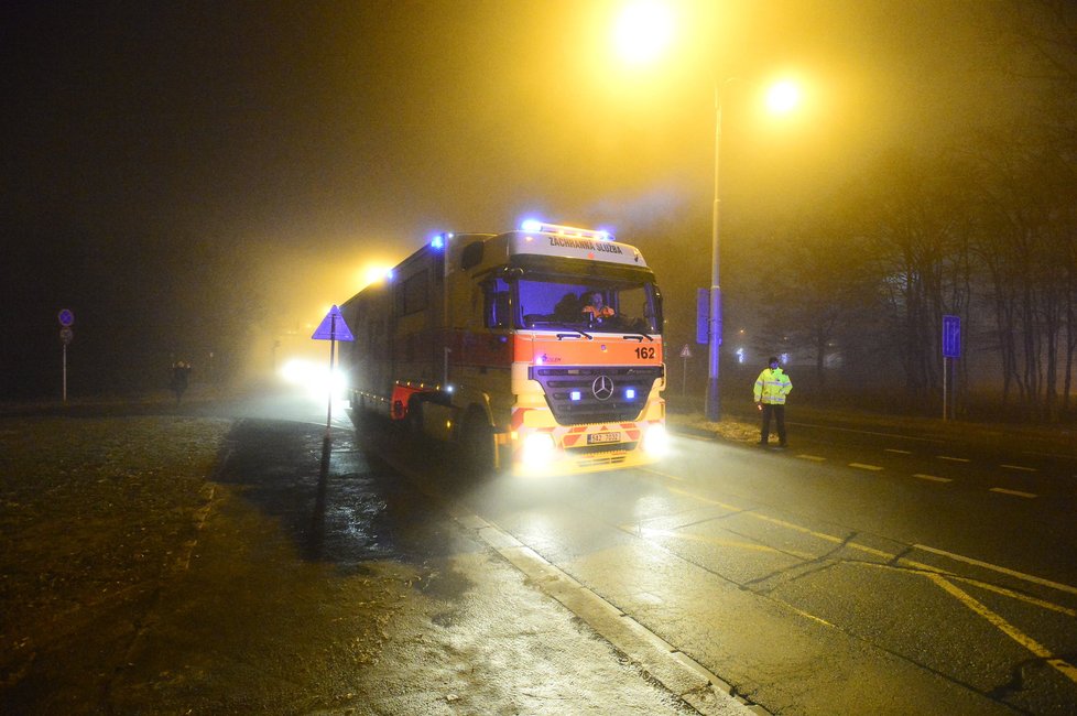 Nouzové přistání v Praze: Cestující v letadle vyhrožuje odpálením bomby.