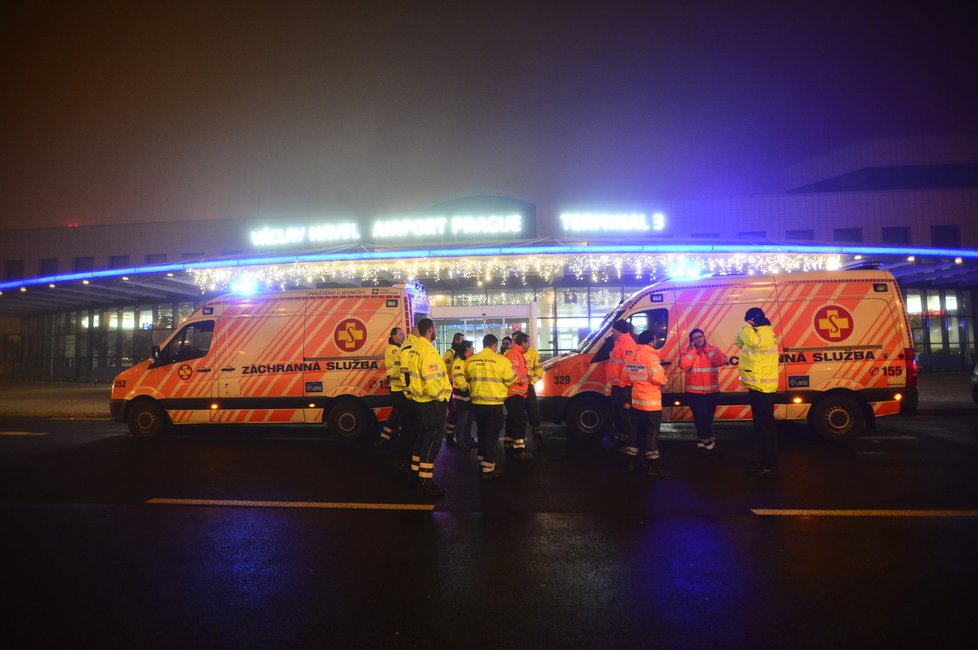 Nouzové přistání v Praze: Cestující v letadle vyhrožoval odpálením bomby.