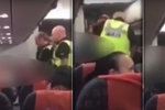 Letadlo muselo nouzově přistát kvůli opilým cestujícím: Policie je odtáhla z letadla ven.