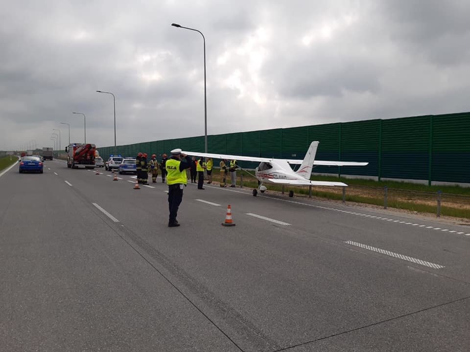 Na polské dálnici nouzově přistálo malé letadlo.