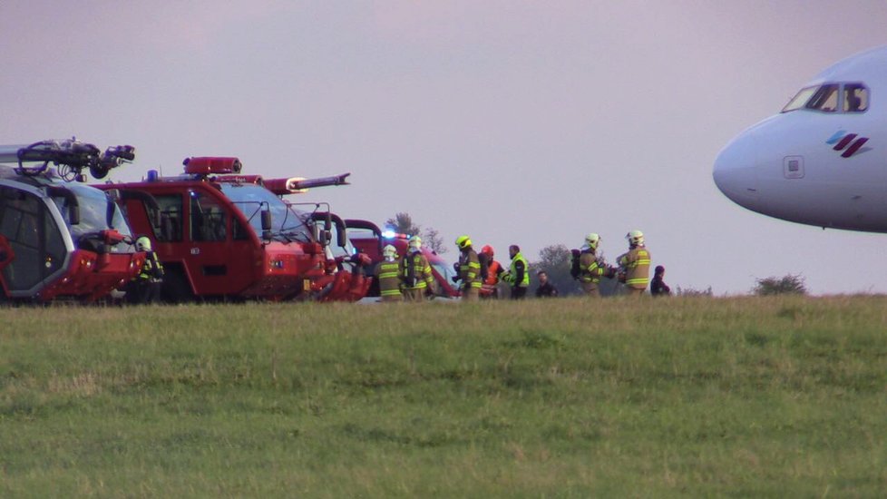 Letadlo muselo kvůli požáru v zavazadlovém prostoru nouzově přistát na Letišti Václava Havla.