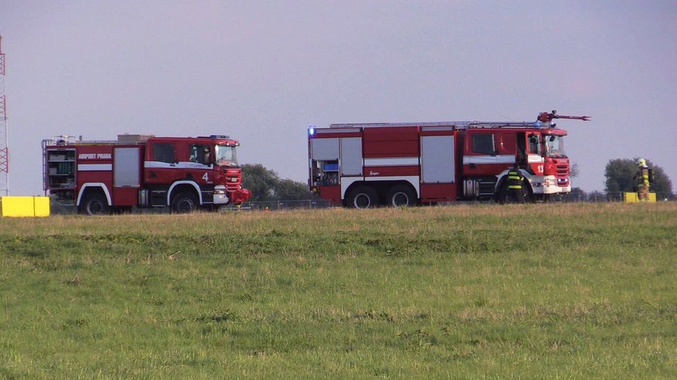 Letadlo muselo kvůli požáru v zavazadlovém prostoru nouzově přistát na Letišti Václava Havla.