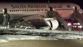 Boeing 767 nouzově přistál v Saúdské Arábii, 29 lidí se zranilo