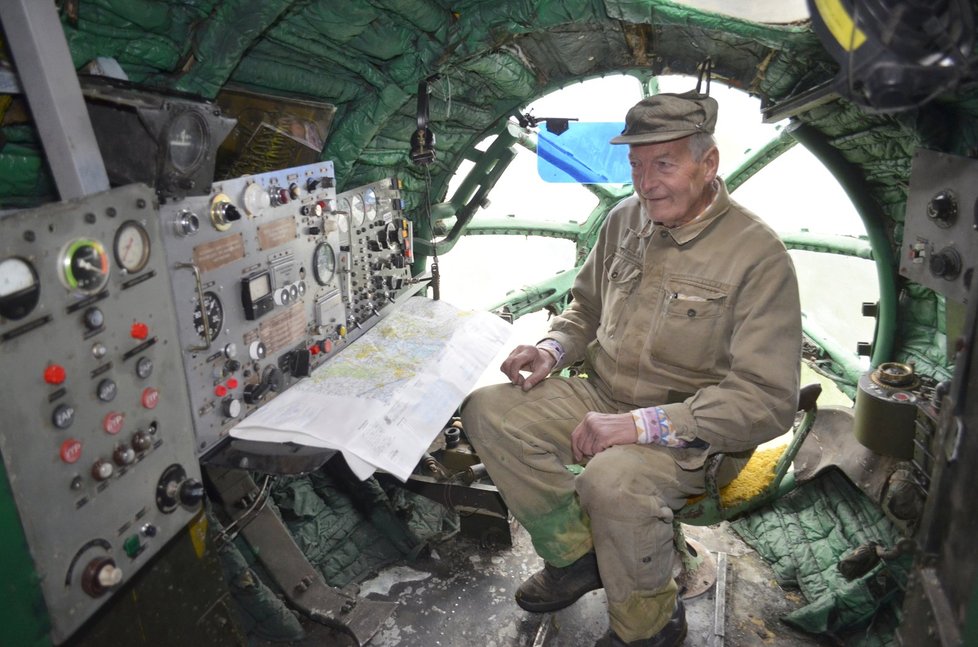 Karel Tarantík (68) sedí v prosklené špici letadla, kde bylo místo pro navigátora.