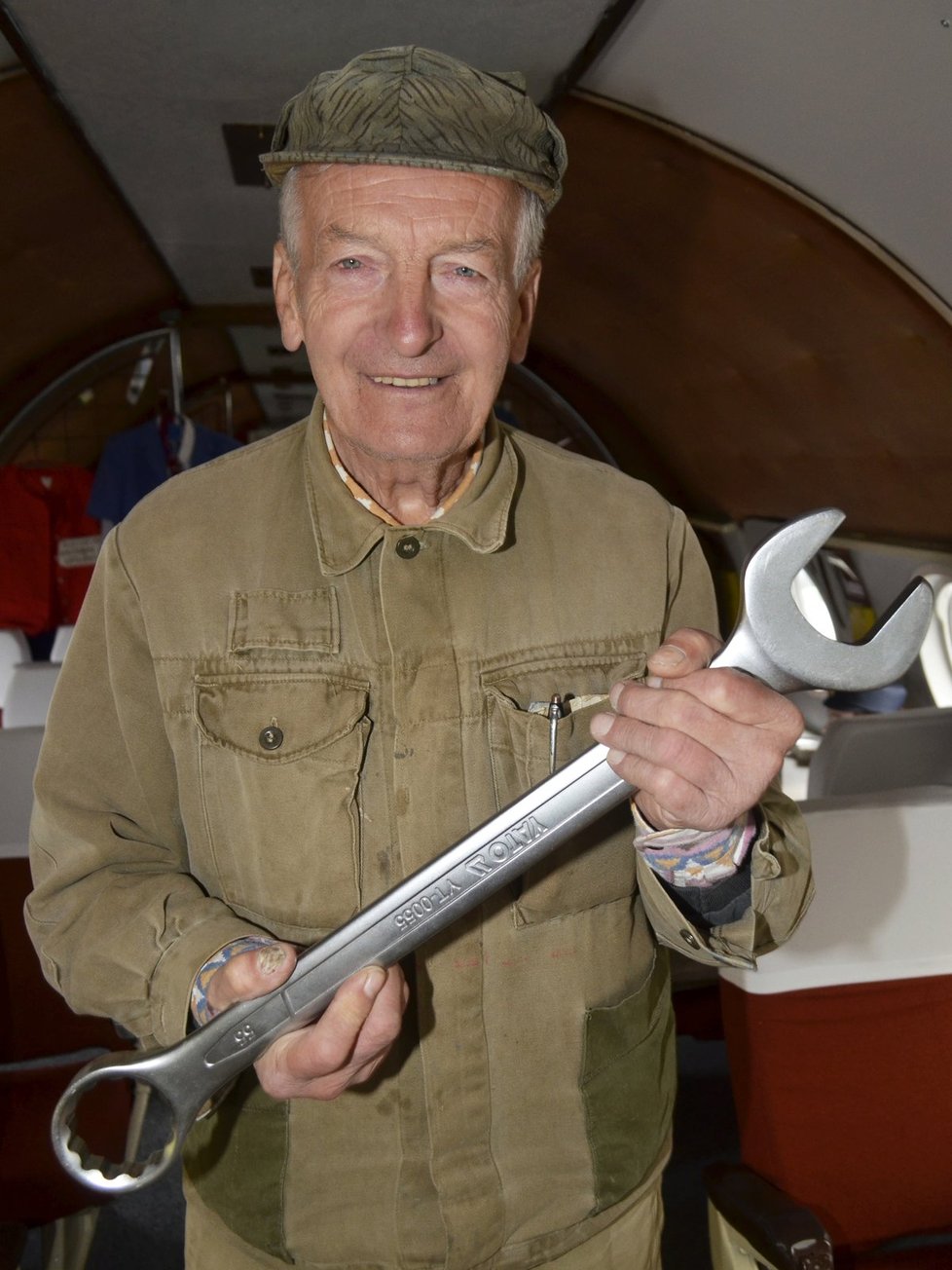 Aby se mohlo letadlo opravit, musel Karel Tarantík za 3000 Kč koupit tento veliký klíč.