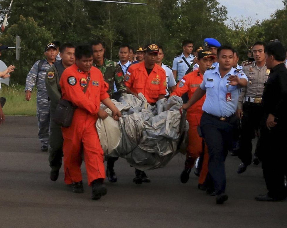 Záchranáři přinášejí první trosky z letu AirAsia