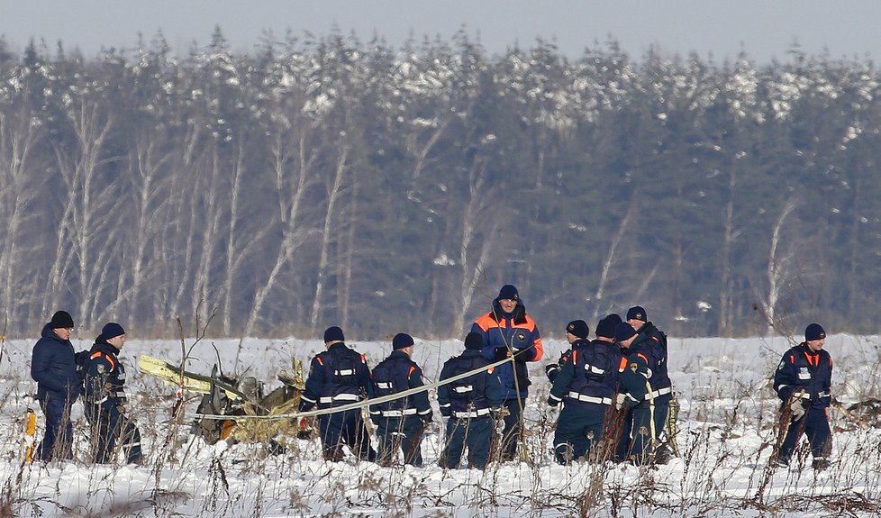 Probíhá vyšetřování, co vedlo k pádu ruského letadla se 71 lidmi na palubě