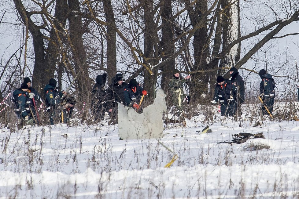 Probíhá vyšetřování, co vedlo k pádu ruského letadla se 71 lidmi na palubě