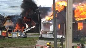 Šest mrtvých po havárii letadla: Zřítilo se na rodinný dům a explodovalo!