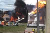 Šest mrtvých po havárii letadla: Zřítilo se na rodinný dům a explodovalo!