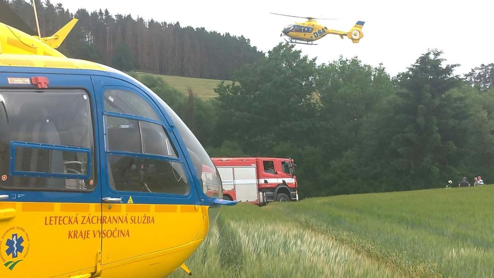 Dva vrtulníky záchranné službě na místě tragédie.