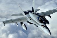 Nad Pacifikem se zřítily dvě americké stíhačky F-18: Pilot se pohřešuje!