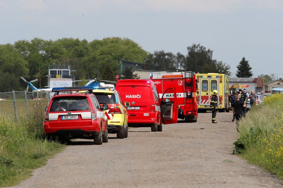 Do pole v pražských Letňanech se zřítilo malé letadlo, 27. května 2019