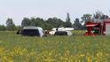 Do pole v pražských Letňanech se zřítilo malé letadlo, 27. května 2019