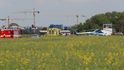 Do pole v pražských Letňanech se zřítilo malé letadlo, 27. května 2019