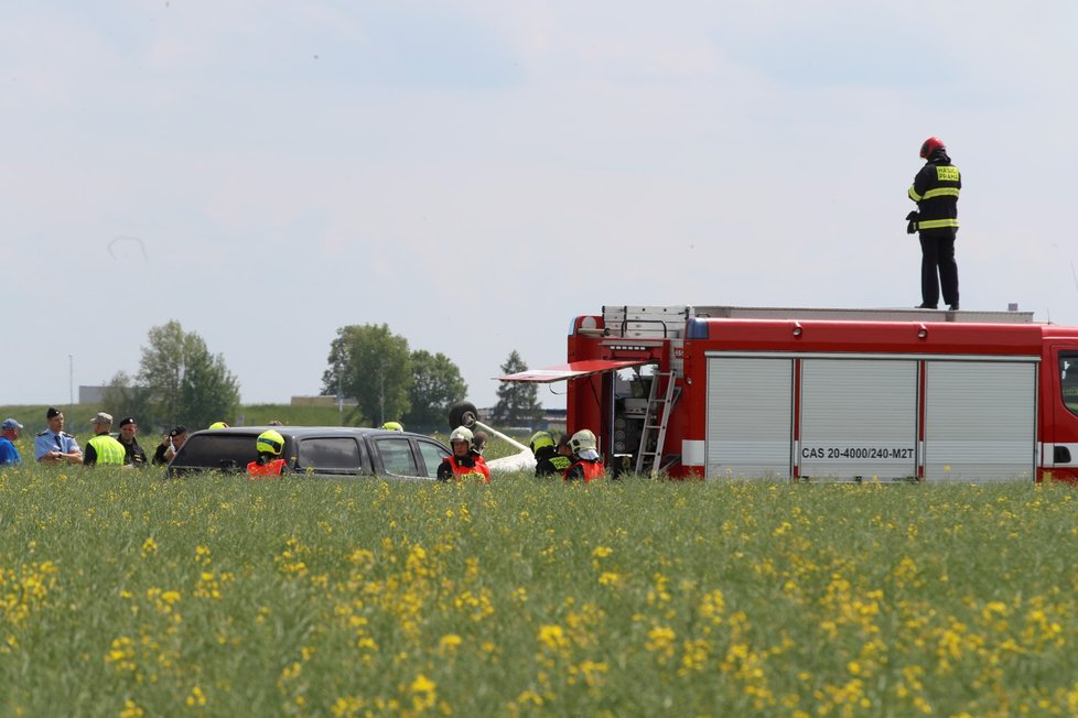 Do pole v pražských Letňanech se zřítilo malé letadlo, 27. května 2019