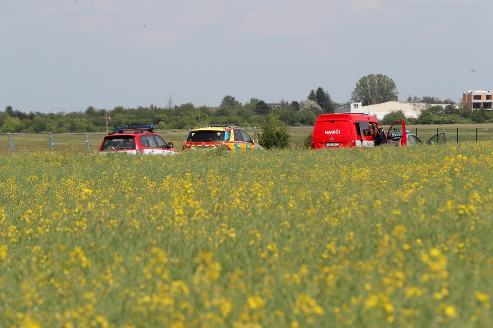 Do pole v pražských Letňanech se zřítilo malé letadlo, 27. května 2019