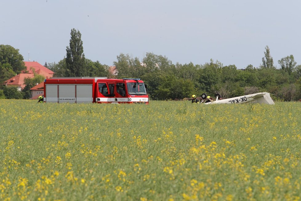 Do pole v pražských Letňanech se zřítilo malé letadlo, 27. května 2019