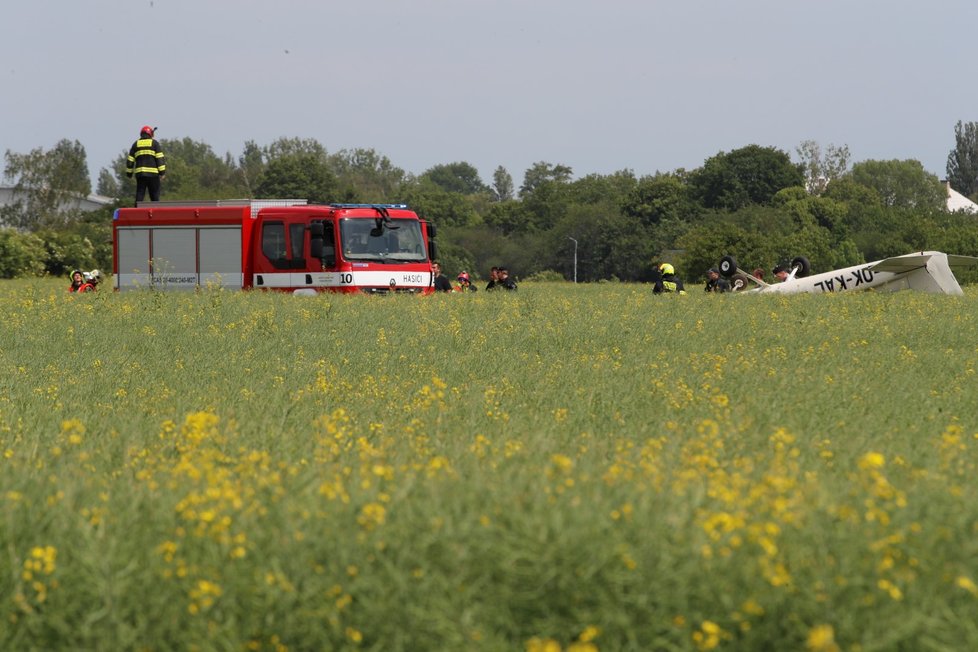 Do pole v pražských Letňanech se zřítilo malé letadlo, 27. května 2019