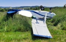 Pilot nezvládl přistání: Cessna skončila na krovkách