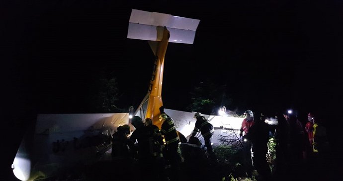 Letadlo se zřítilo ve večerních hodinách do lesa na Českolipsku
