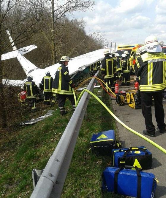 Malý letoun se zřítil rovnou na silnici a zablokoval dopravu mezi Oldenburgem a obcí Hatten.