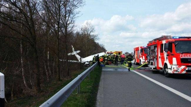 Malý letoun se zřítil rovnou na silnici a zablokoval dopravu mezi Oldenburgem a obcí Hatten.