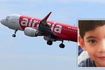 Zatímco záchranáři pátrají po obětech nehody airbusu Indonesia AirAsia, pozůstalí se vyrovnávají s tragédií. Pilotův syn stále neví, že otec zemřel. Myslí si, že je v práci.