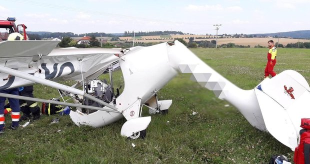 U Mladé Boleslavi spadlo letadlo na zahradu a zranilo majitele: Pilot zemřel