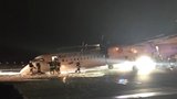 Nouzové přistání ve Varšavě: Letadlu s 64 cestujícími se nevysunul podvozek
