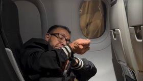 Agresorovi se však prý po chvilce z pout podařilo dostat a Josh ho tak po zbytek letu musel držet