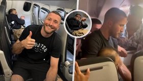 Muž se za letu pokusil otevřít dveře, museli ho zpacifikovat ostatní