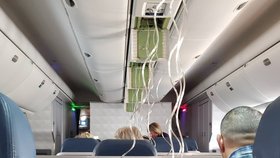 Panika na palubě letadla: Porucha donutila piloty klesat, lidé se loučili s rodinami