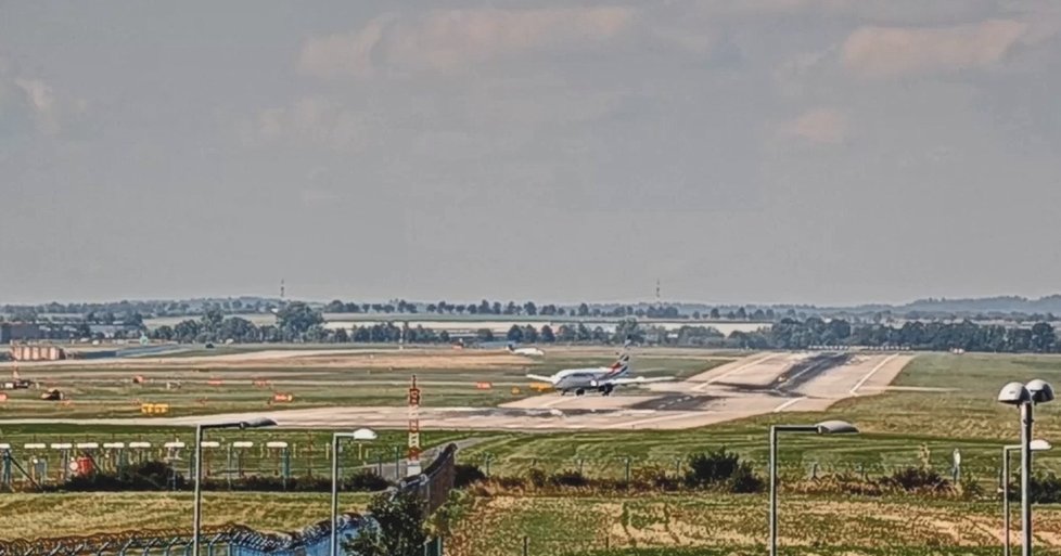 Přistání letadla Smartwing s jedním motorem! Měli piloti přistát jinde, nebo se vrátit?