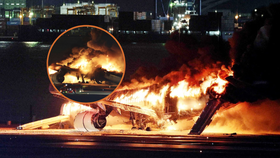 Požár zachvátil letadlo společnosti Japan Airlines na ranveji na letišti Haneda v Tokiu.