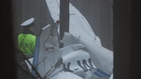 Policisté vyšetřují pád malého letadla