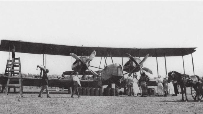 Poslední přípravy na první přelet Atlantiku, který v roce 1919 uskutečnili John Alcock a Whitten Brown