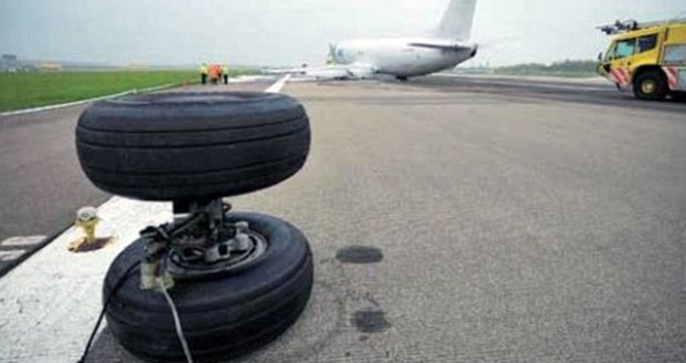 Hororové přistání: Boeingu 737 na ranveji upadla kola z podvozku!