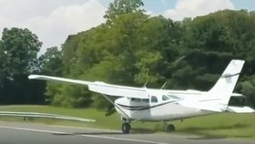 Letadlo mělo technické potíže, pilot s ním dokázal přistát na dálnici mezi auty.
