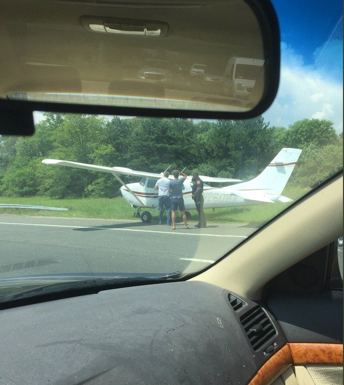 Letadlo mělo technické potíže, pilot s ním dokázal přistát na dálnici mezi auty.
