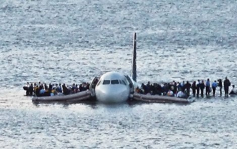 2009 Pasažéři po nouzovém přistání na hladině Hudsonu čekají na záchranu.
