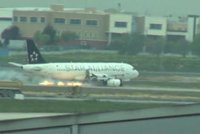 Nouzové přistání v Istanbulu: Letadlu začal hořet motor!